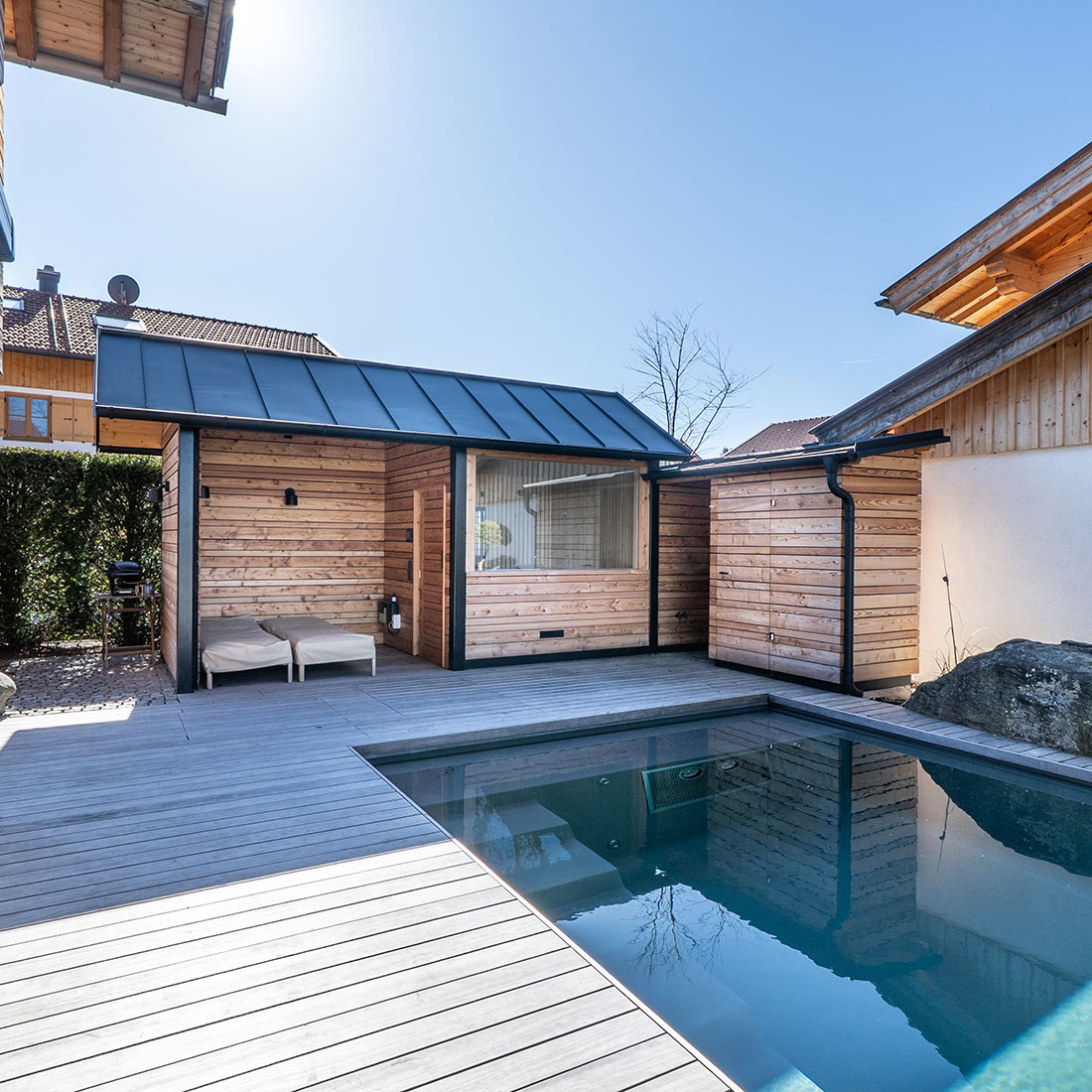 Paul-Wenig-Sauna--und-Wellnessanlagen-Sauna-Ruhebereich-Aussendusche