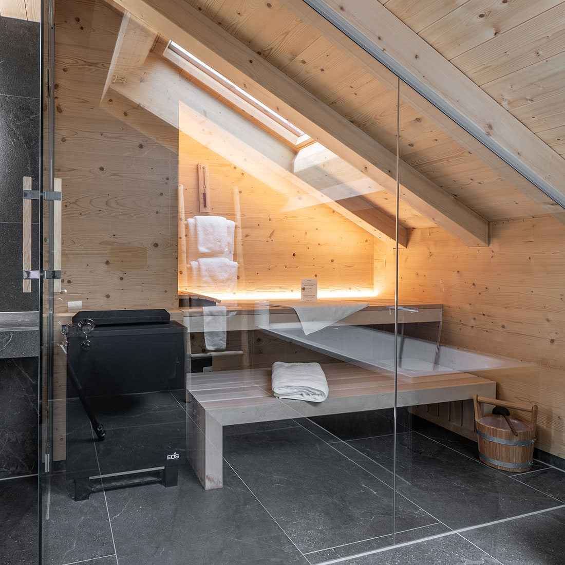 Paul-Wenig-Sauna-und-Wellnessanlagen-Sauna-in-der-Dachschraege-integriert
